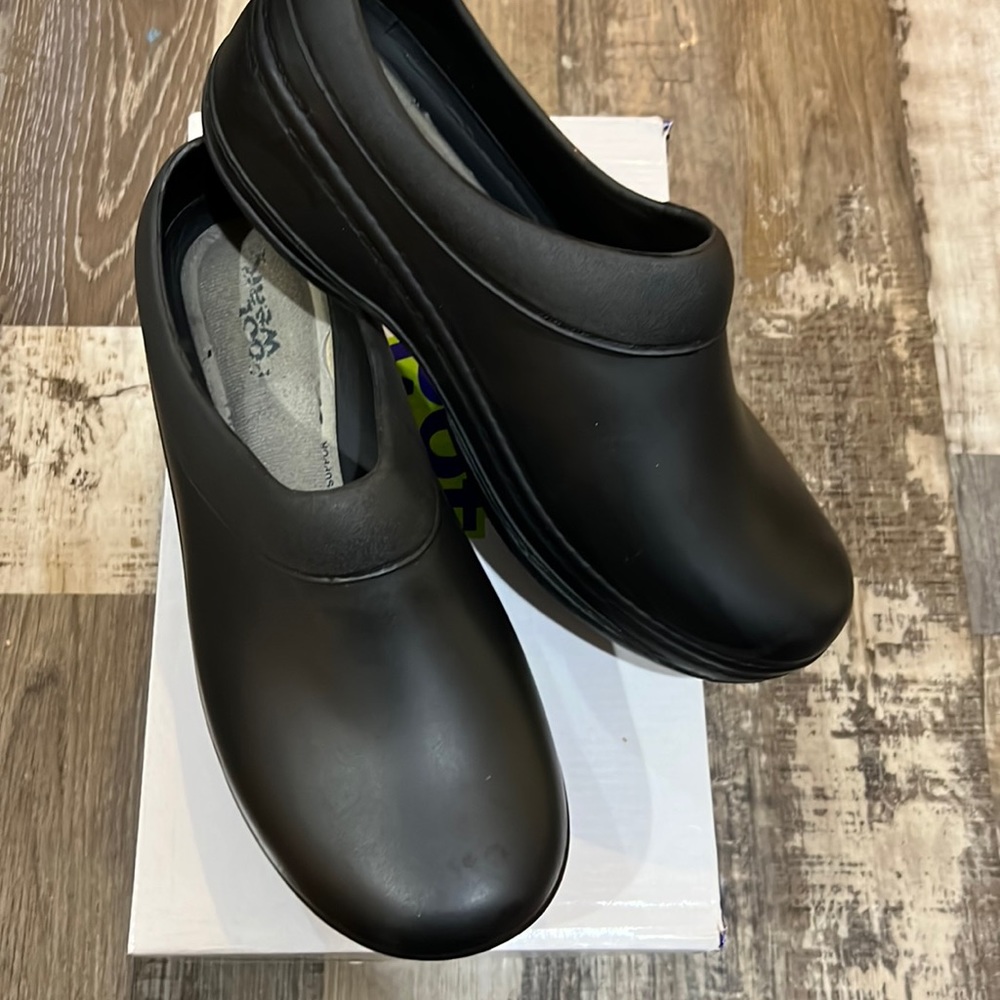 Non slip work shoes